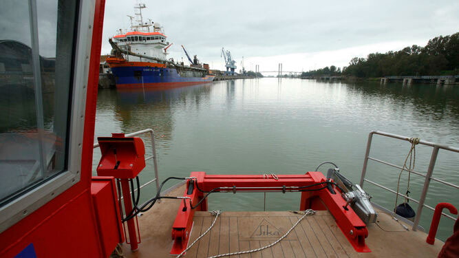 Un catamarán del Puerto limpiará basuras marinas y recogerá muestras del Guadalquivir