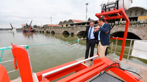 Un catamarán verde para limpiar el plástico del Guadalquivir