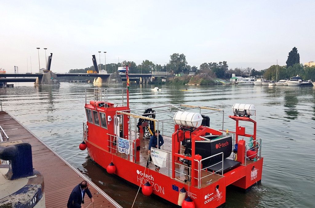 Así es el catamarán multipropósito del Puerto de Sevilla: recoge basuras marinas y toma datos de agua